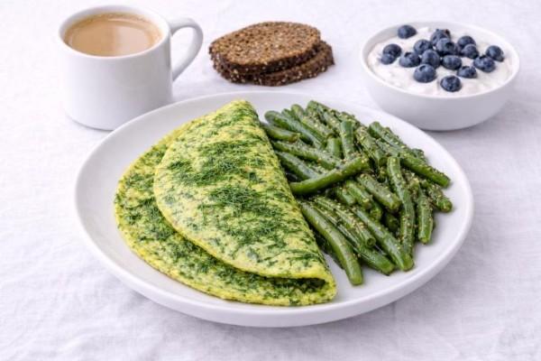 Омлет, овощная нарезка, кофе со сливками, йогурт