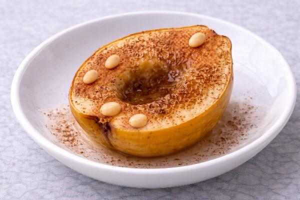 Запечённая айва с корицей и кедровым орехом