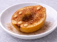 Запечённая айва с корицей и кедровым орехом