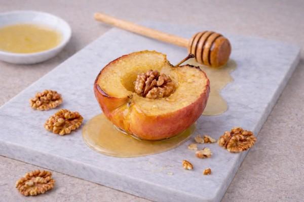 Яблоко печеное с грецким орехом