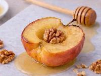 Яблоко печеное с грецким орехом