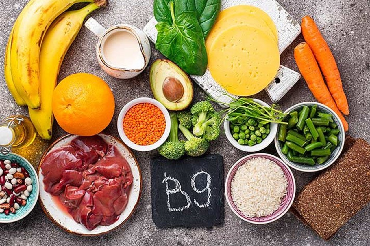Продукты, богатые фолиевой кислотой: печень, овощи, бобовые и фрукты для здоровья и подготовки к беременности.
