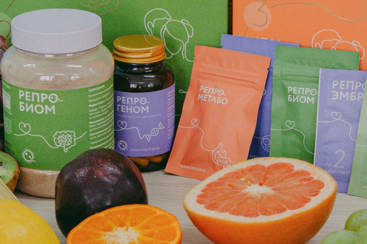 Продукты РЕПРО для поддержки репродуктивного здоровья на фоне свежих фруктов.